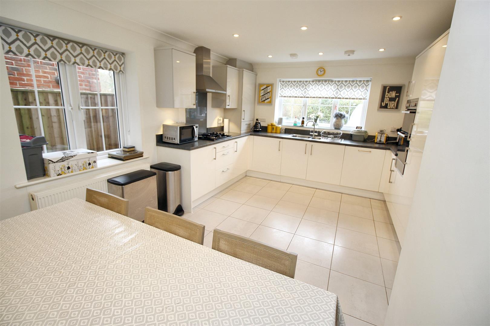 3 bed property in Larissa Close, Reading